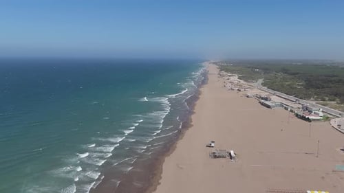 Extensa linha costeira em um movimento aéreo avançado na orla marítima de Nechochea, Argentina.