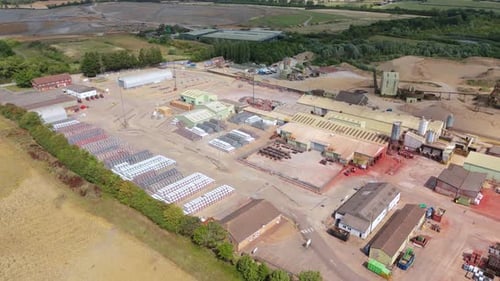 Luftaufnahme von Industriegebäuden und dem Fabrikgelände, Großbritannien.