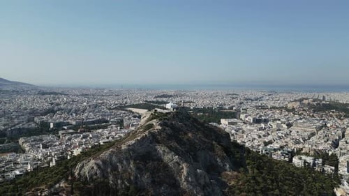 Vue panoramique aérienne d'Athènes sur le mont Lycabette le matin