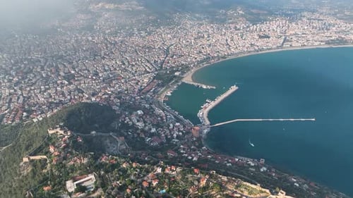 Der Hafen von Alanya, die Burg von Alanya und das Mittelmeer, Antalya, Türkei