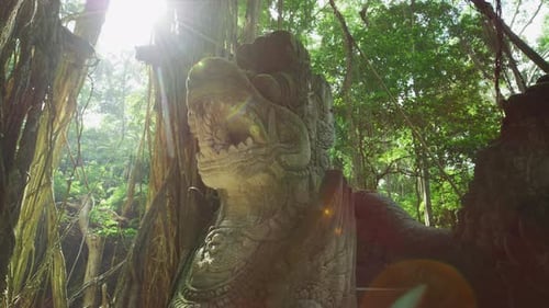 Sculpture sur pierre à l'Escalier du Dragon, Bali, Indonésie