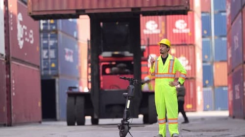 Contrôle du contremaître lors du chargement de conteneurs, de la boîte au camion pour la logistique, l'importation, l'exportation, les antécédents, la logique commerciale