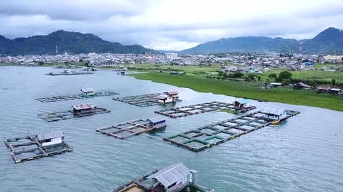 Vue aérienne de la côte du lac Laut Tawar Takengon, Indonésie
