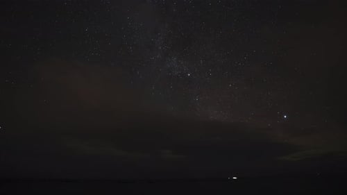 Wunderschöner Zeitraffer eines Himmels voller Sterne mit Wolken, die durch den Himmel ziehen. 4K