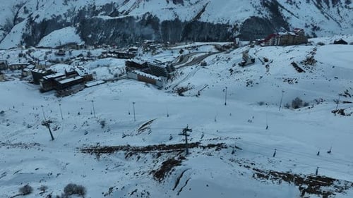 Vue aérienne d'une station de ski enneigée