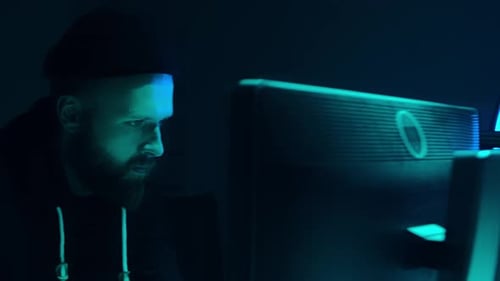 Des pirates informatiques recherchés codant un virus et un ransomware à l'aide d'ordinateurs portables et d'ordinateurs dans le cadre d'une cyberattaque