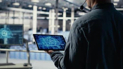 Системный администратор центра обработки данных контролирует процессы глубокого обучения