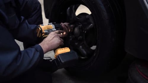 Service für Autoräder. Mechaniker wechselt Reifen und Felgen, balanciert die Räder