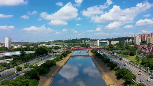 Centro de São Paulo, Brasil. Paisagem urbana da famosa rodovia Tietê.