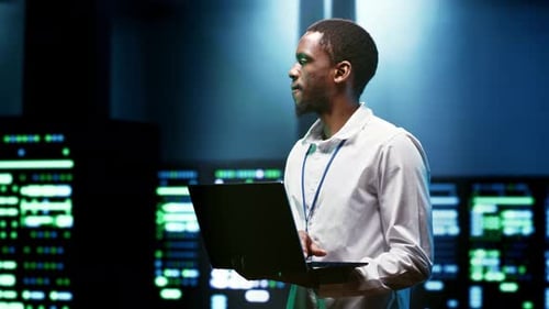 IT-Programmierer installiert Server-Firewalls