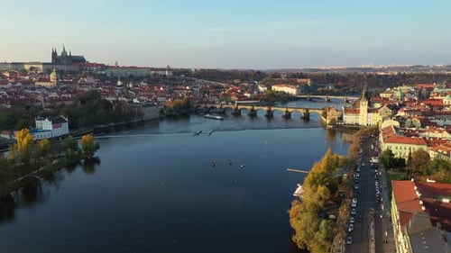 Malerische herbstliche Luftaufnahme der Prager Altstadt, der Pierarchitektur und der Karlsbrücke über die Moldau