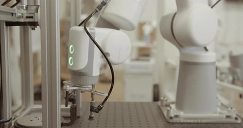 Bras robotique effectuant des tâches répétitives