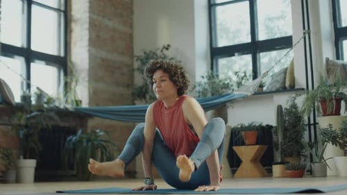 Frau übt Glühwürmchen-Pose im Yoga-