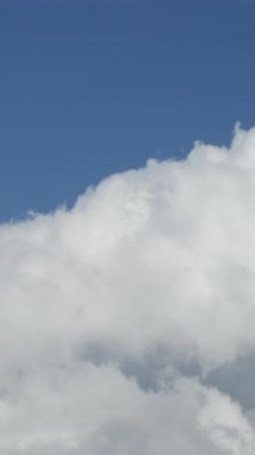 Wolken im blauen Himmel
