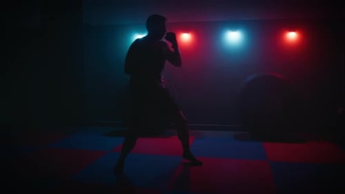 Silhouette eines Mannes beim Punchbox-Training im Fitnessstudio