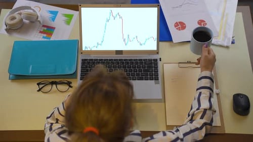 Woman analyzing the Foreign Exchange Market.