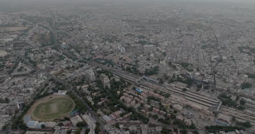 Luftaufnahme der Stadtlandschaft mit Gebäuden und Straßen, Indien.