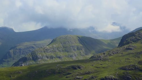 Wolken und Schatten ziehen über die Berglandschaft