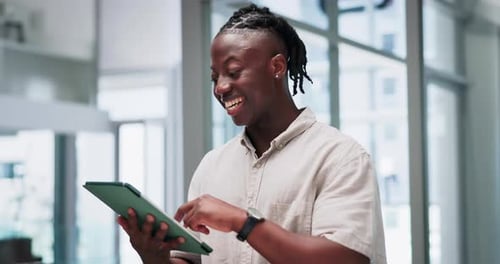 Homme d'affaires, heureux et noir avec tablette, dactylographie et connexion avec une agence créative