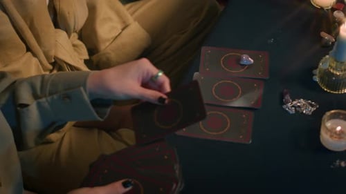 Frauen lesen Tarotkarten während der Sitzung in der Nacht