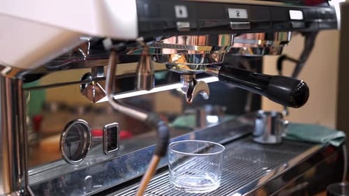 Le barista appuie sur le bouton de la machine à café pour lancer le processus