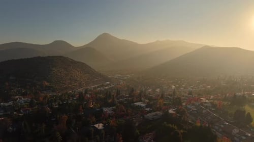 Puesta de sol sobre un tranquilo pueblo de montaña