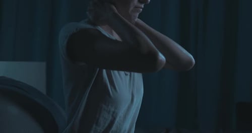 Femme souffrant d'insomnie la nuit