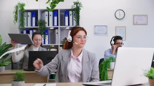 Beziehung bei der Arbeit Frau mit Headset und Brille arbeitet im Call Center und gibt Dokumente an