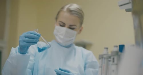 Cientista feminina em laboratório inovador