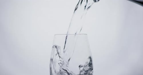 Kristallklares Wasser in eine Tasse gießen