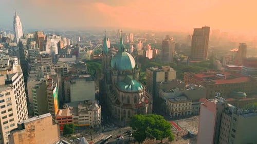 Vista aérea de la ciudad de São Paulo que muestra una catedral prominente entre una densa arquitectura urbana con un