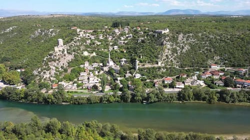 Panorama-Luftaufnahme der antiken Stadt Pocitelj und des Flusses Neretva in Bosnien und
