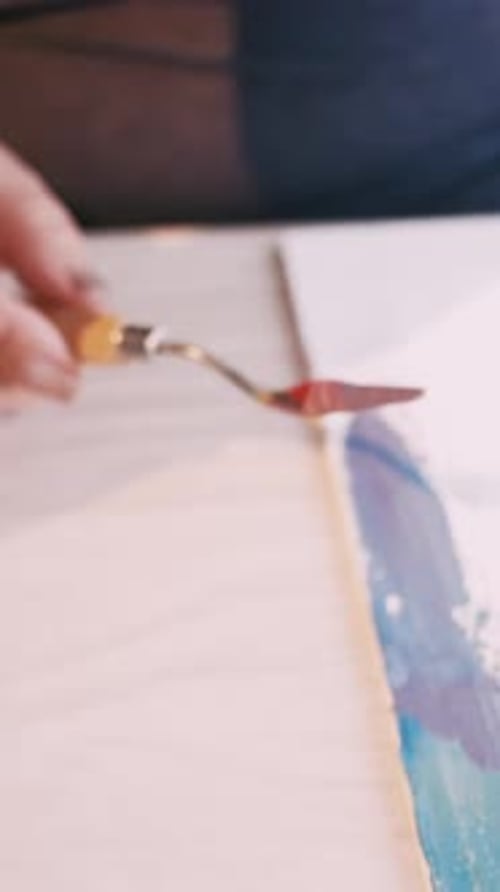 Proceso de pintura vertical Artista artística femenina