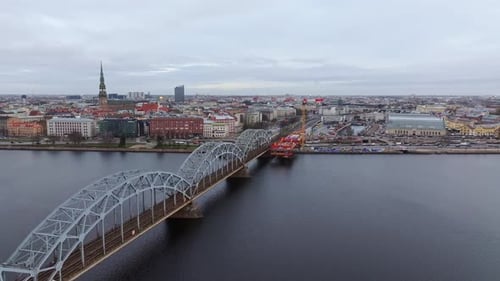 Panorama-Drohnenaufnahme der Eisenbahnbrücke von Riga — Historisches Stadtbild in der Abenddämmerung, 4K