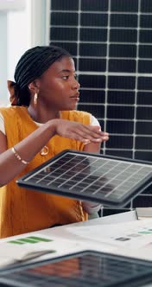 Prototype, panneau solaire et durabilité avec une femme d'affaires au bureau pour une proposition de produit