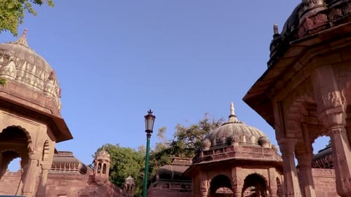 architecture d'un ancien temple hindou en pierre rouge sous un angle unique le jour