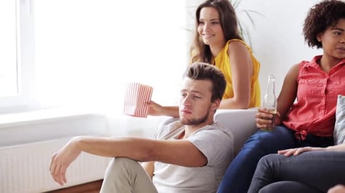 Concept d'amitié, de loisirs, de personnes et de divertissement - Un homme qui s'ennuie et ses amis qui boivent