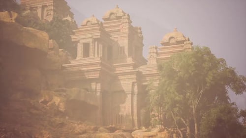 Ancien temple caché dans la verdure dans un paysage serein