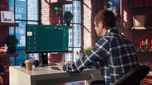 Человек, использующий компьютер для использования программы искусственного интеллекта для преобразования текста в видео