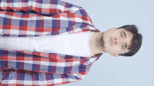 Vertikales Video von Emotional Man.