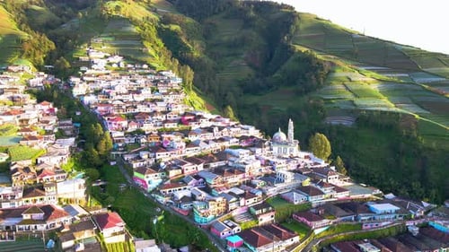 Luftaufnahme des schönen indonesischen Dorfes am Hang des Berges Nepal Van Java im Mo