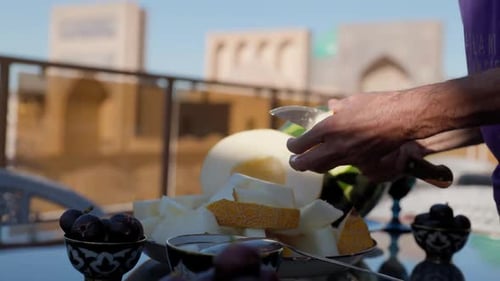 Un homme a coupé du melon jaune mûr en Ouzbékistan