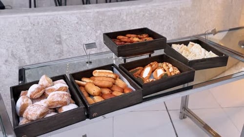 Buffet de boulangerie avec assortiment de petits pains frais et de pâtisseries