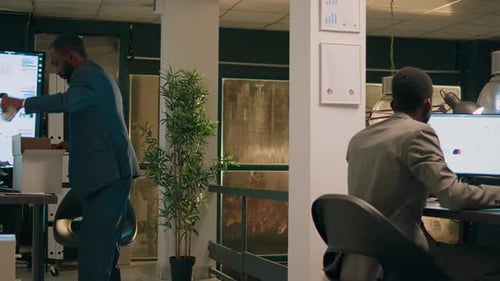 Trabajador despidiéndose de su colega