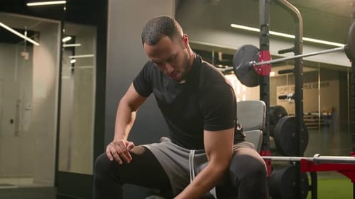 Afroamerikanischer Mann im Fitnessstudio macht Bizepstraining Männlicher Sportler Starker Power-Bodybuilder