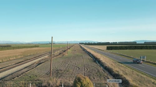 Terras agrícolas de Canterbury que levam às montanhas na Nova Zelândia, um drone se eleva perto de Aylesbury