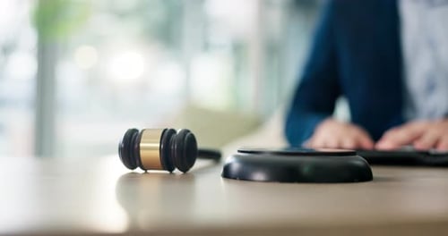 Juez, manos y persona con un mazo para obtener justicia, libro o ley con atención en la sala del tribunal gubernamental