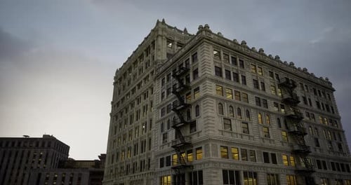 Edificio histórico que se alza frente al cielo crepuscular de la ciudad
