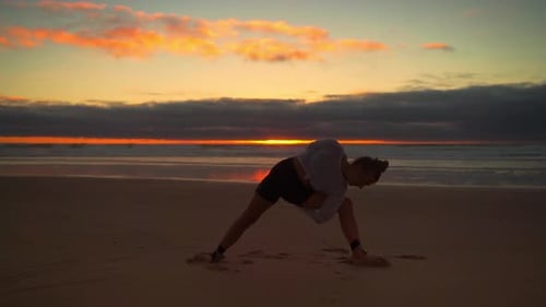 Exercices de yoga avec vue sur l'océan au coucher du soleil