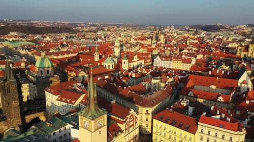 Malerische herbstliche Luftaufnahme der Prager Altstadt, der Pierarchitektur und der Karlsbrücke über die Moldau
